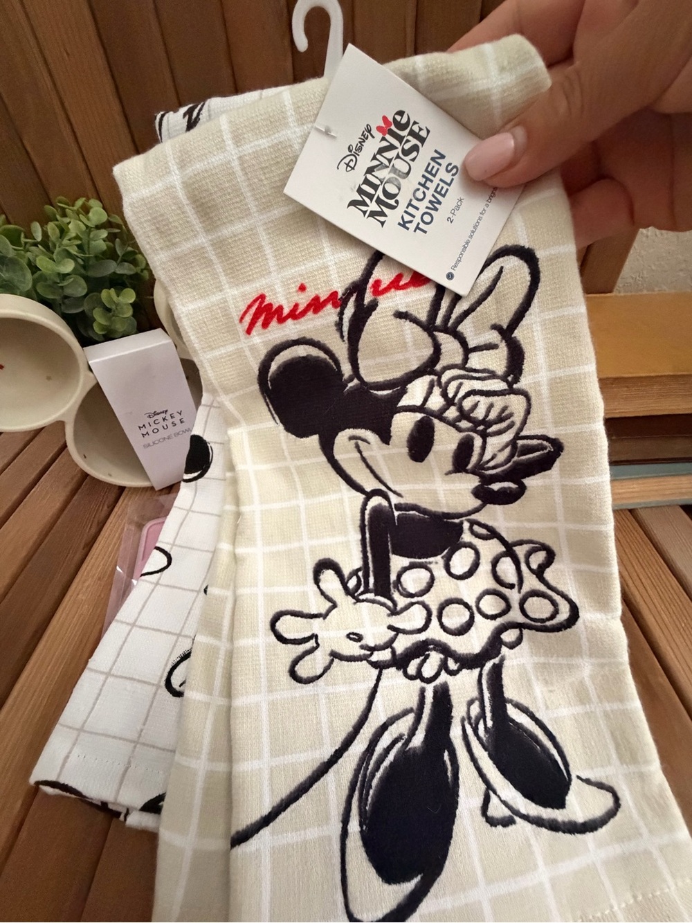 Disney Minnie’s Kitchen Set:Salt Pepper Shakers, Bowl, Popsicle Mold, Towels NWT - Picture 6 of 7